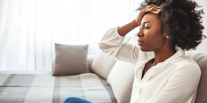 femme assise avec une main sur sa tête