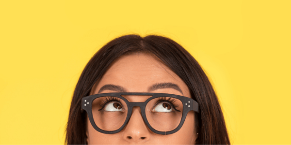 haut de la tête d'une femme avec lunettes sur fond jaune