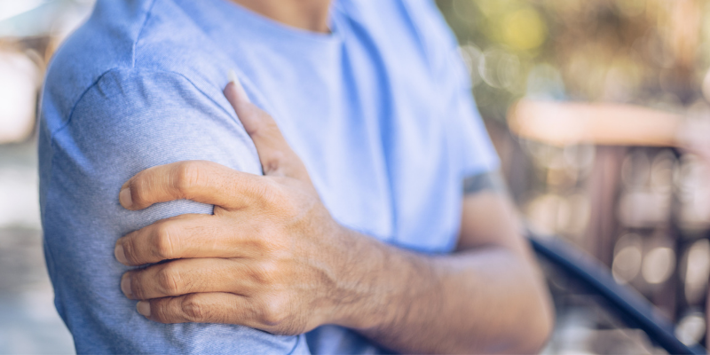My shoulder hurts. What should I do? | PhysioExtra